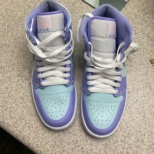 2021
Air Jordan 1 Mid GS 'Purple Pulse'